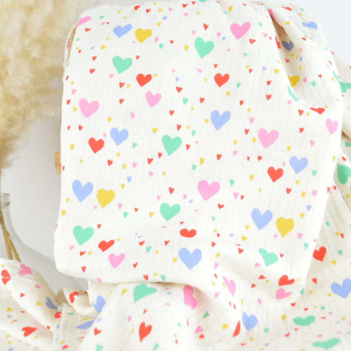 Tissu double gaze de coton Tiamo motif coeurs dond écru
