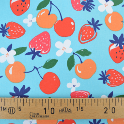 Tissu coton Enduit Cijosee motif fraises et cerises fond bleu