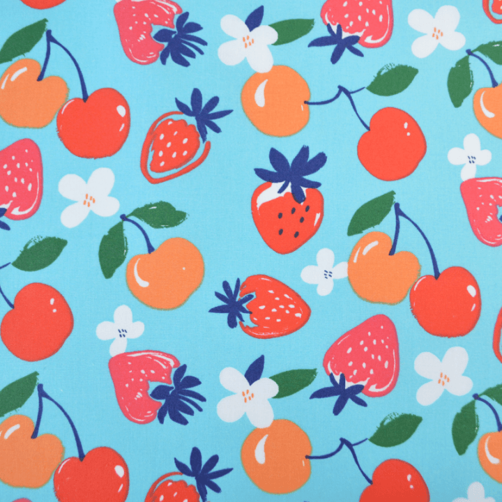 Tissu coton Enduit Cijosee motif fraises et cerises fond bleu