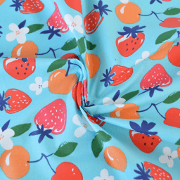 Tissu coton Enduit Cijosee motif fraises et cerises fond bleu