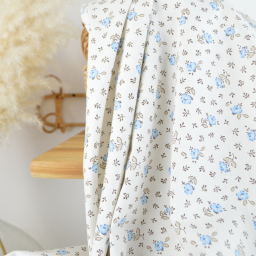 Tissu Cretonne de Coton Olympe motif fleurs bleues fond ecru