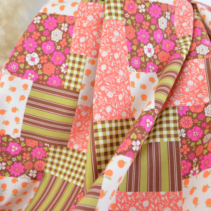 Tissu Cretonne de Coton Suzie motif patchwork fleurs cacao et rose