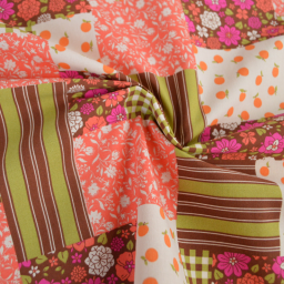 Tissu Cretonne de Coton Suzie motif patchwork fleurs cacao et rose