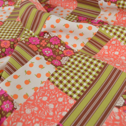 Tissu Cretonne de Coton Suzie motif patchwork fleurs cacao et rose