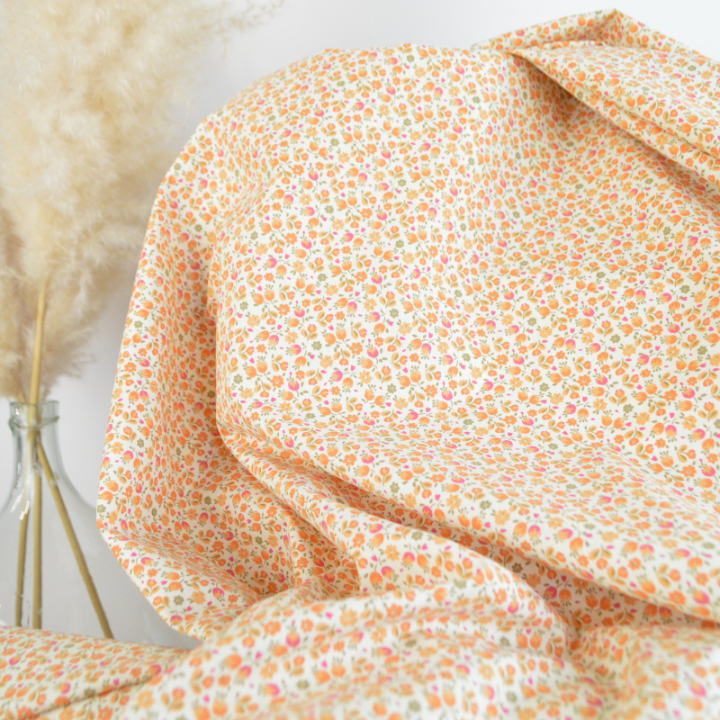 Tissu Cretonne de Coton Caseille motif fleurs roses et oranges
