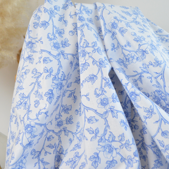 Tissu Elisabeth en coton motif fleurs bleues fond blanc - OEKO TEX