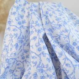Tissu Elisabeth en coton motif fleurs bleues fond blanc - OEKO TEX