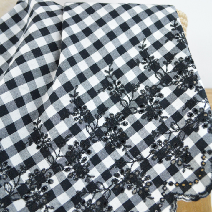 Tissu popeline Vichy festonnée et brodée - Noir et blanc