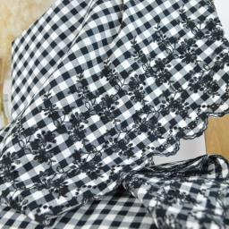 Tissu popeline Vichy festonnée et brodée - Noir et blanc