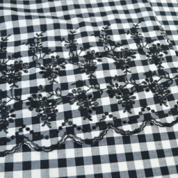 Tissu popeline Vichy festonnée et brodée - Noir et blanc