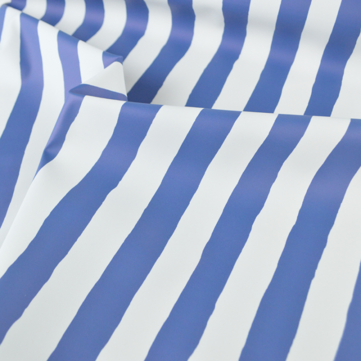 Tissu imperméable type ciré à rayures larges bleues et blanches