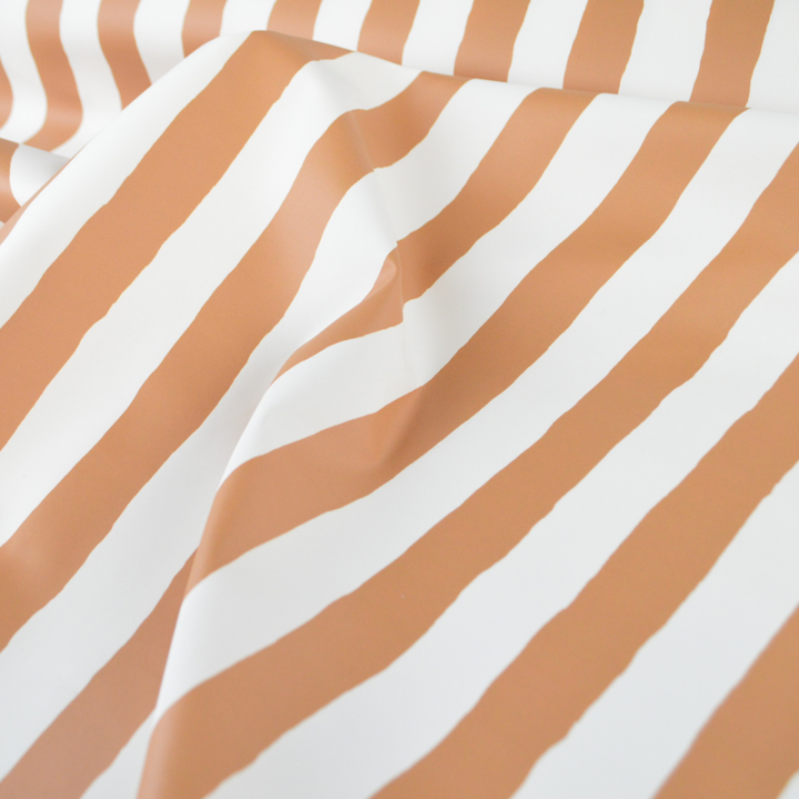 Tissu imperméable type ciré à rayures larges Camel et blanches