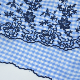 Tissu popeline Vichy festonnée et brodée - Bleu ciel et blanc