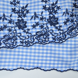 Tissu popeline Vichy festonnée et brodée - Bleu ciel et blanc