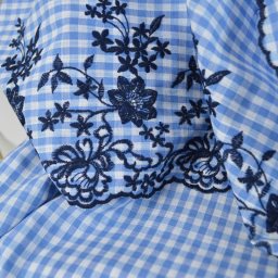 Tissu popeline Vichy festonnée et brodée - Bleu ciel et blanc