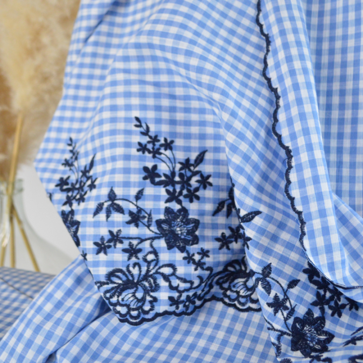 Tissu popeline Vichy festonnée et brodée - Bleu ciel et blanc