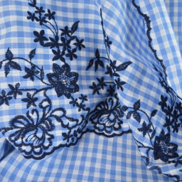 Tissu popeline Vichy festonnée et brodée - Bleu ciel et blanc