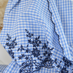Tissu popeline Vichy festonnée et brodée - Bleu ciel et blanc