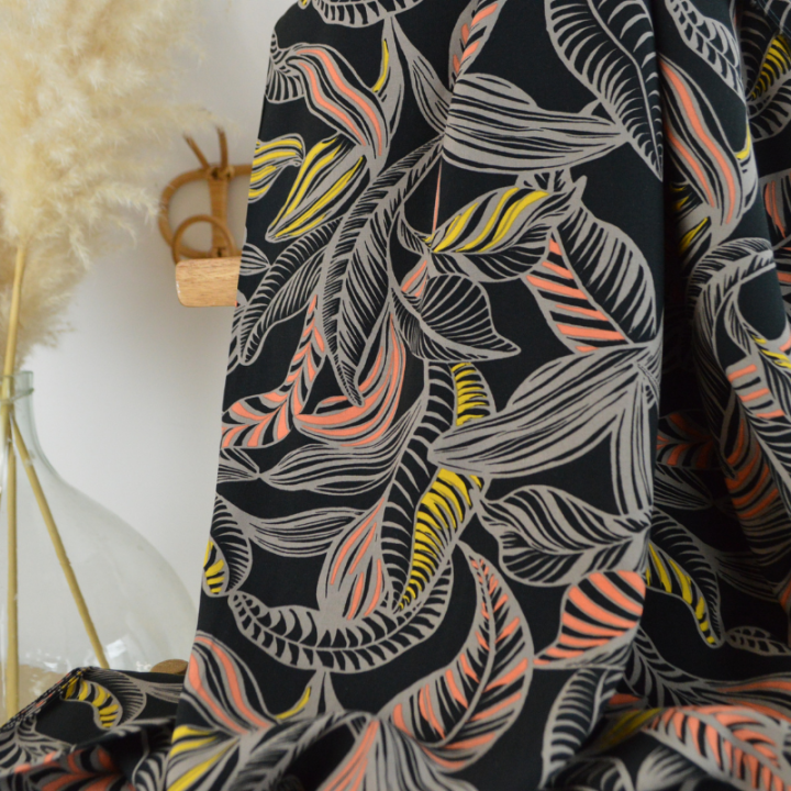 Tissu popeline de viscose Ecovero - motif feuillage fond noir