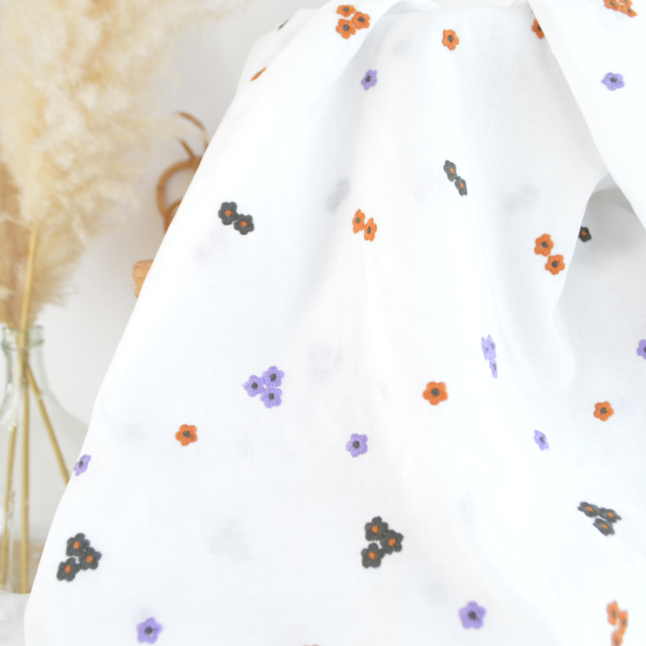 Voile de coton brodé de petites fleurs camel fond blanc