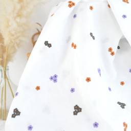 Voile de coton brodé de petites fleurs camel fond blanc