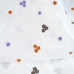 Voile de coton brodé de petites fleurs camel fond blanc