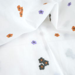 Voile de coton brodé de petites fleurs camel fond blanc