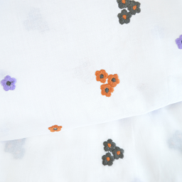 Voile de coton brodé de petites fleurs camel fond blanc