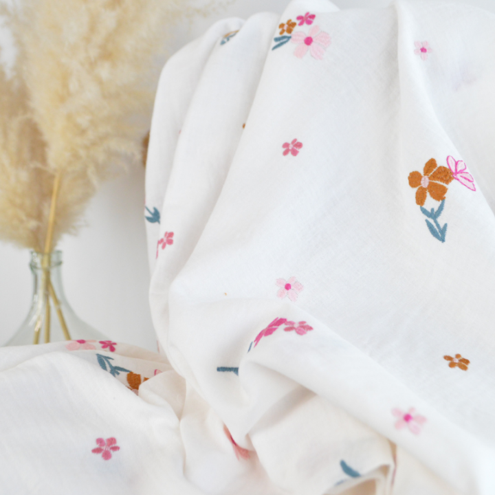 Double gaze brodée Eugénie motif fleurs camel fond blanc
