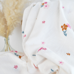 Double gaze brodée Eugénie motif fleurs camel fond blanc
