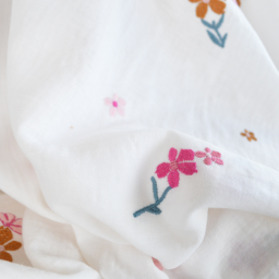 Double gaze brodée Eugénie motif fleurs camel fond blanc