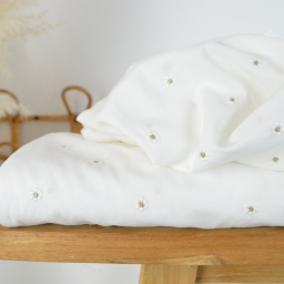 Voile de coton brodé marguerites fond blanc