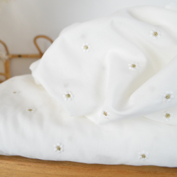 Voile de coton brodé marguerites fond blanc