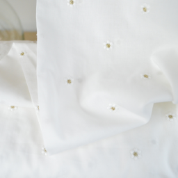 Voile de coton brodé marguerites fond blanc