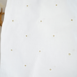 Voile de coton brodé marguerites fond blanc