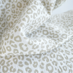 Tissu double gaze motif léopard beige fond blanc cassé - OEKO TEX