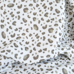 Tissu double gaze motif léopard taupe fond blanc cassé - OEKO TEX