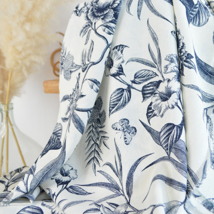 Tissu viscose lin motif grandes fleurs marine - blanc cassé