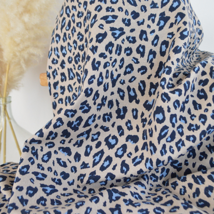Tissu viscose lin motif léopard bleu fond beige