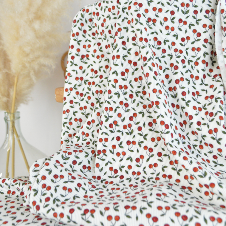Tissu jersey côtelé motif cerises fond blanc cassé
