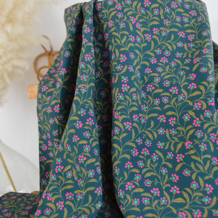 Tissu popeline de viscose motif petites fleurs roses fond vert