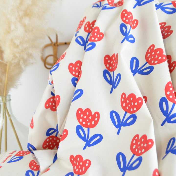 Tissu popeline de coton Poppy – motif tulipes rouges et bleues