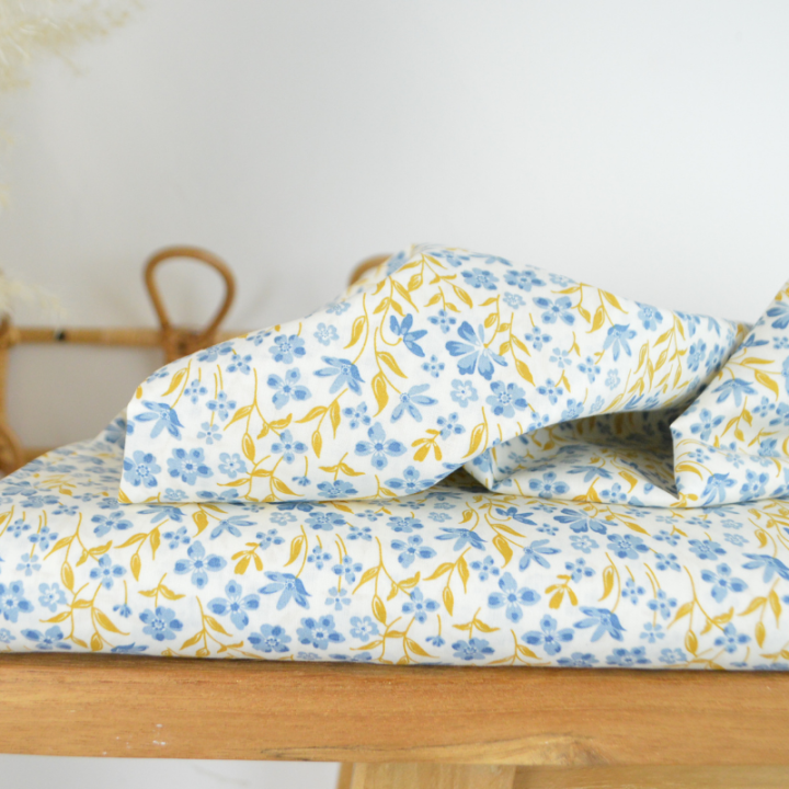 Tissu popeline de coton Poppy – motif fleurs bleues et jaunes
