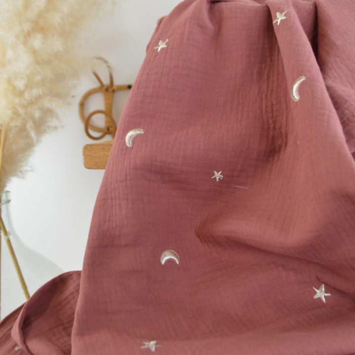 Tissu Double gaze brodée lunes et étoiles fond terracotta - OEKO TEX
