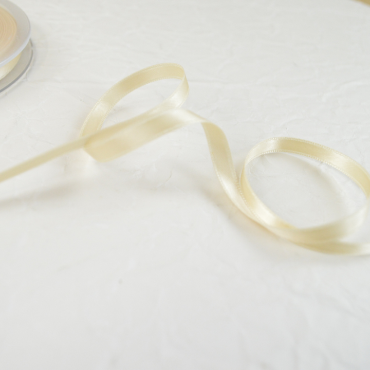 Ruban satin blanc cassé beige clair - 6 mm