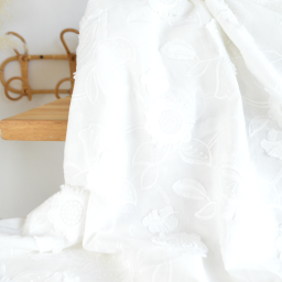 Tissu coton brodé blanc cassé à fleurs frangées