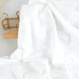 Tissu coton brodé blanc cassé à fleurs frangées