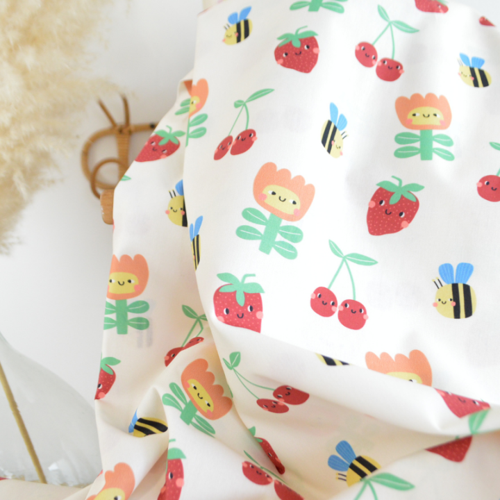 Tissu coton imprimé fleurs et fruits enfantins fond blanc cassé - OEKO TEX