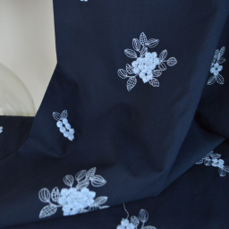 Voile de coton brodé fleurs bleu ciel fond bleu marine