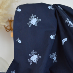 Voile de coton brodé fleurs bleu ciel fond bleu marine